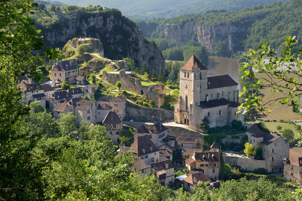 -Saint Cirq Lapopie Франция. Замок Монфор (Дордонь). Мозель-ла-Дордонь. Saint-Cirq-Lapopie зимой.