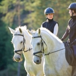 deux amies en train de découvrir le cheval à paris